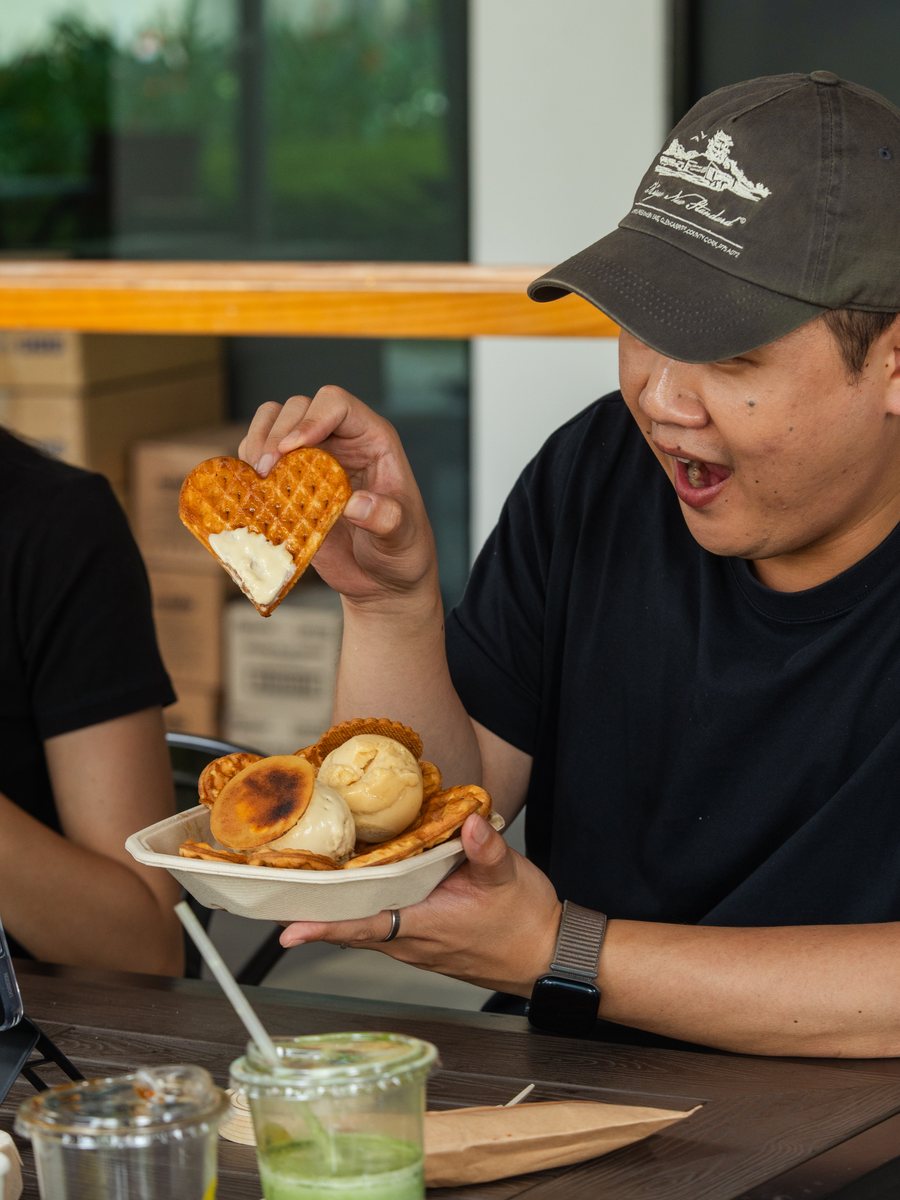 Waffles and gelato at après